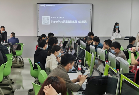 武漢大學(xué)GIS教學(xué)與應(yīng)用創(chuàng)新中心與超圖軟件攜手舉辦開發(fā)者訓(xùn)練營，推動(dòng)教育行業(yè)軟件開發(fā)創(chuàng)新